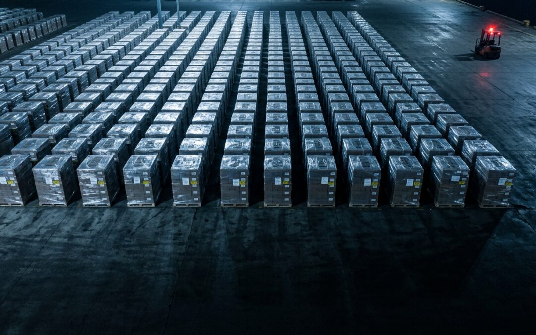 Shipping_pallets_on_cargo_dock_